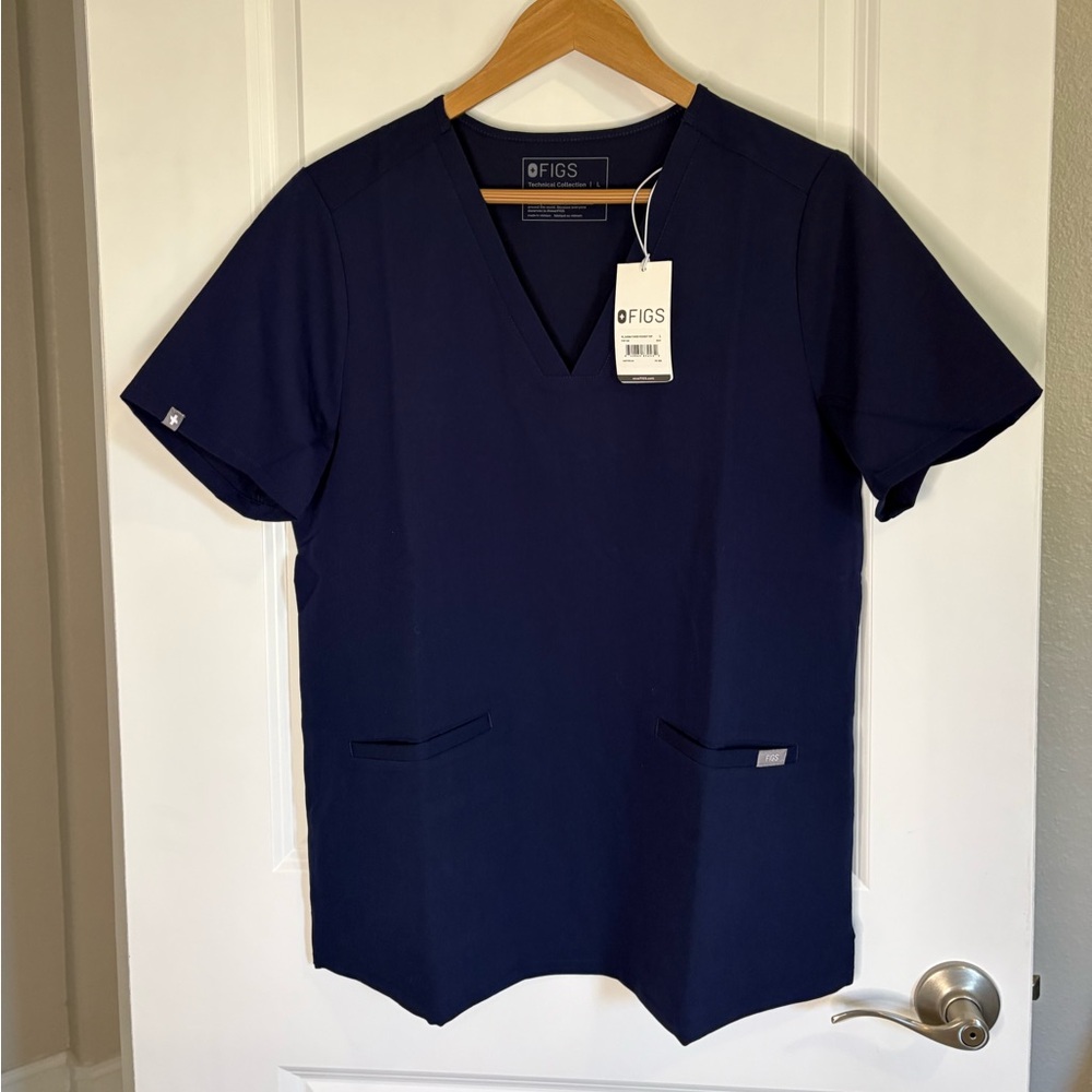 FIGS Casma Three-Pocket Scrub Top in Navy Blue Size Large NWT - Picture 2 of 11